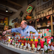 Osborn salta detrás del mostrador en la tienda de Tabasco de Avery Island para mostrar sus productos favoritos.